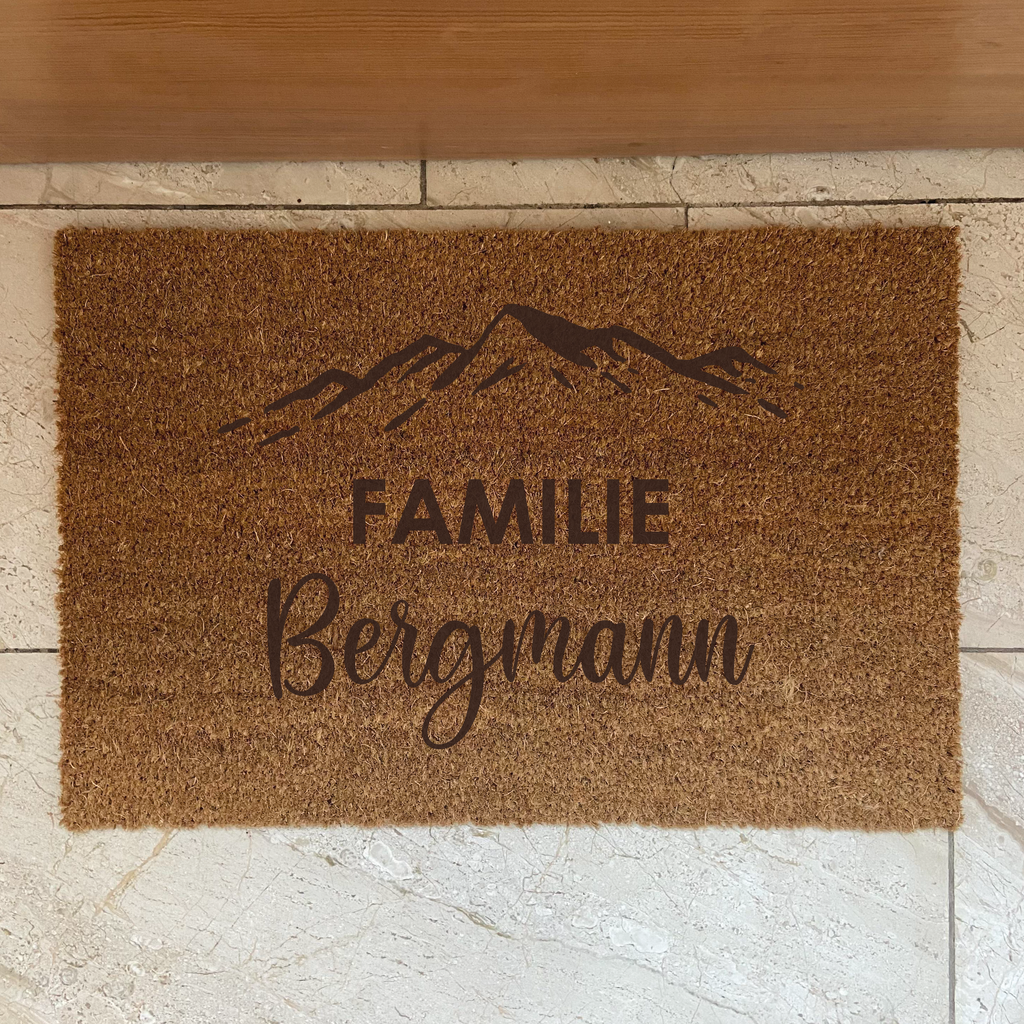 personalisierte Fußmatte Kokos "FAMILIE " | Bergpanorama | Geschenk Hochzeit | Einzugsgeschenk | Türmatte